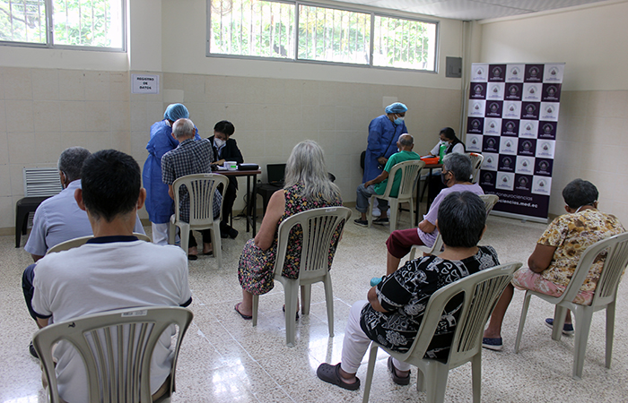 306-pacientes-del-instituto-de-neurociencias-fueron-inoculados-ecuador221.com_.ec_ 306 pacientes del Instituto de Neurociencias fueron inoculados