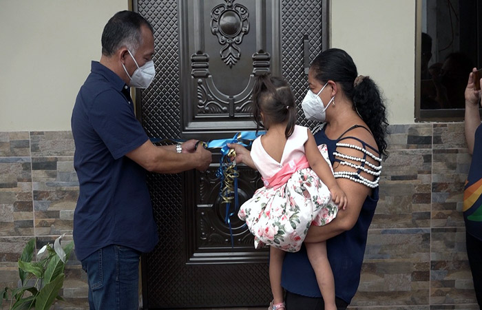 prefectura-de-el-oro-entrego-casa-a-nina-con-sindrome-de-down-ecuador221.com_.ec_ Prefectura de El Oro entregó casa a niña con síndrome de down