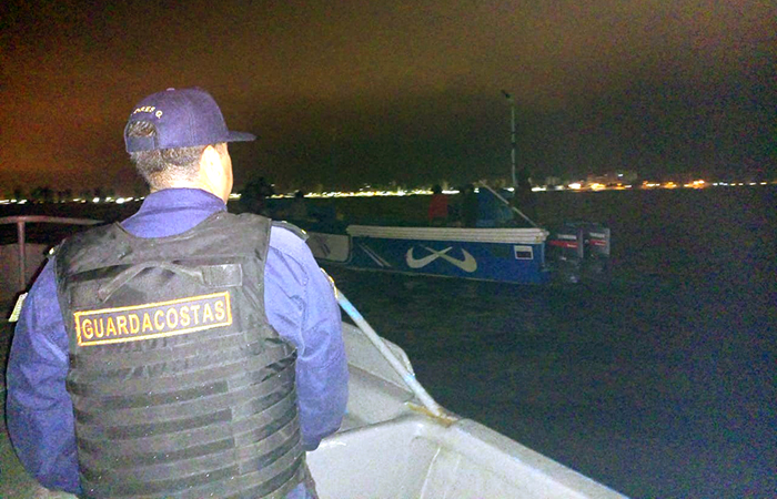 armada-del-ecuador-rescato-a-seis-pescadores-que-estaban-a-la-deriva-ecuador221.com_ Armada del Ecuador rescató a seis pescadores que estaban a la deriva