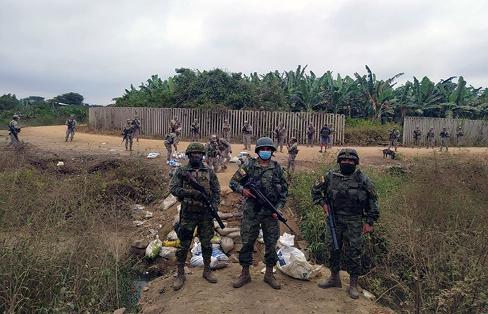 destruyen-pasos-clandestinos-en-frontera-sur-ecuador221.com_ Militares destruyen pasos clandestinos en frontera sur