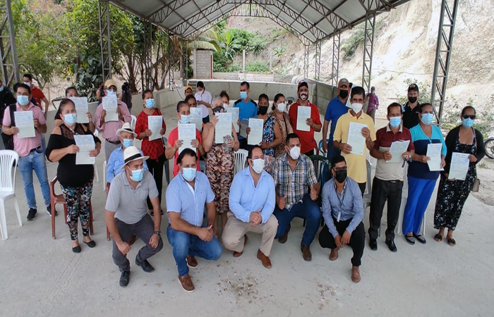 productores-del-canton-rocafuerte-se-benefician-con-titulos-de-tierras-ecuador221.com_ Productores del cantón Rocafuerte se benefician con títulos de tierras