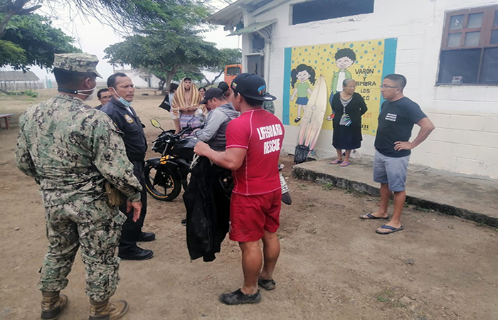 ecuador 221 turista-fue-rescatado-del-mar-en-la-comuna-manglaralto-ecuador221.com_.ec_ Turista fue rescatado del mar en la comuna Manglaralto