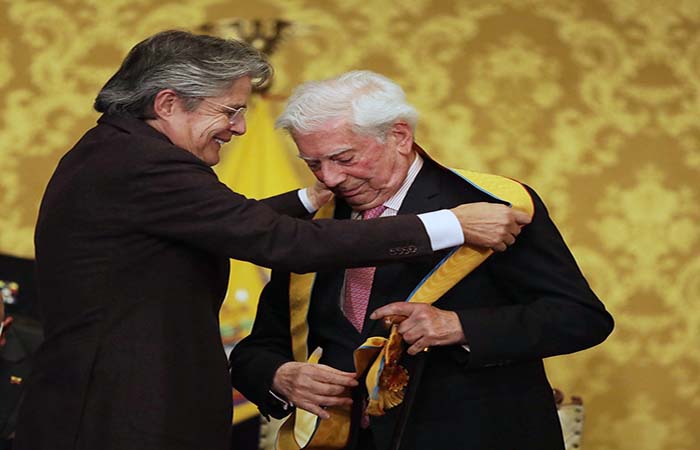ecuador 221 ecuador-condecoro-a-escritor-mario-vargas-llosa-por-su-aporte-a-la-promocion-cultural-ecuador221.com_.ec- Ecuador condecoró a escritor Mario Vargas Llosa por su aporte a la promoción cultural