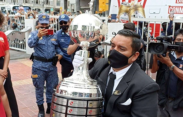 el-trofeo-de-la-copa-libertadores-esta-en-guayaquil-ecuador221.com_ El trofeo de la Copa Libertadores está en Guayaquil