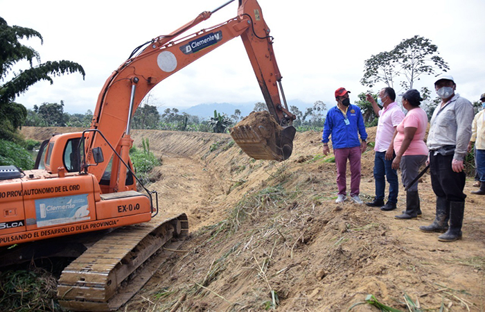 en-santa-rosa-la-prefectura-hace-reforzamiento-de-muro-en-rio-negro-ecuador221.com_.ec- En Santa Rosa, la Prefectura hace reforzamiento de muro en río Negro
