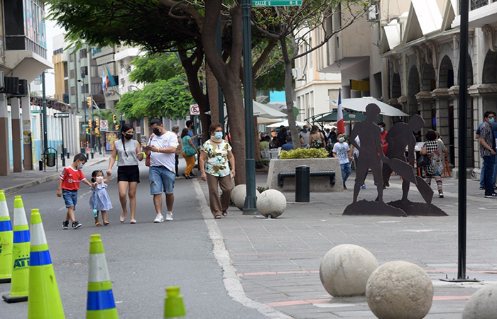 guayaquilenos-disfrutaron-de-la-peatonalizacion-de-la-calle-panama-ecuador221.com_ Guayaquileños disfrutaron de la peatonalización de la calle Panamá