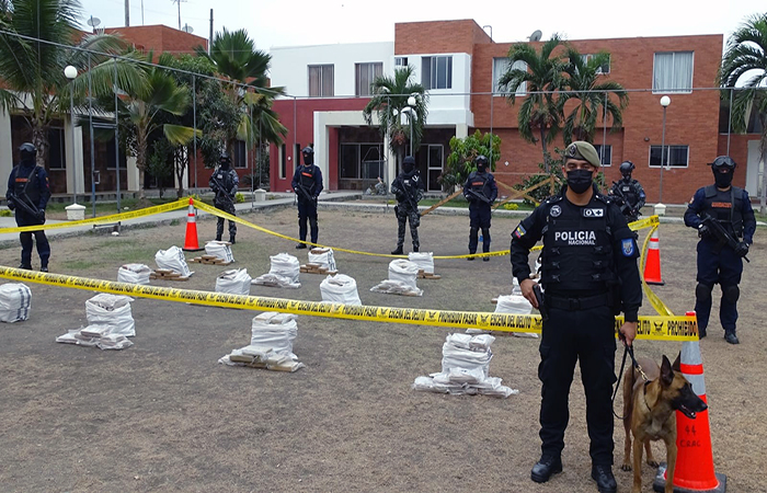 policia-y-armada-decomisan-380-bloques-de-cocaina-en-operativo-conjunto-ecuador221.com_ En una camaronera del Golfo de Guayaquil decomisan 380 kilos de cocaína