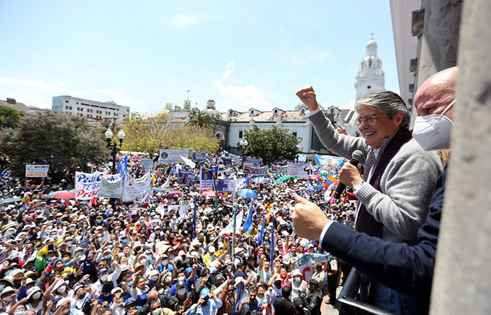 presidente-recibe-respaldo-ciudadano-en-la-plaza-grande-ecuador221.com_.ec_ Presidente recibe respaldo ciudadano en la Plaza Grande