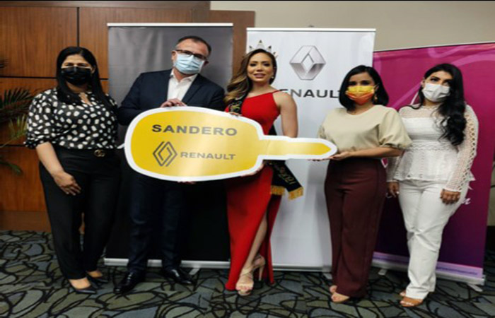 renault-entrego-un-sandero-a-miss-ecuador-susy-sacoto-ecuador221.com_ Renault entregó un Sandero a miss Ecuador Susy Sacoto