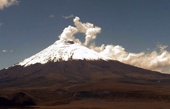 el-volcan-cotopaxi-emite-gases-y-vapor-de-agua-ecuador221.com_.ec_ El volcán Cotopaxi emite gases y vapor de agua