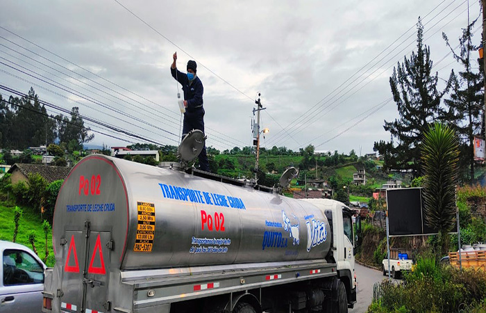 en-operativos-decomisan-leche-por-adulteracion-en-el-transporte-ecuador221.com_ En operativos decomisan leche por adulteración en el transporte