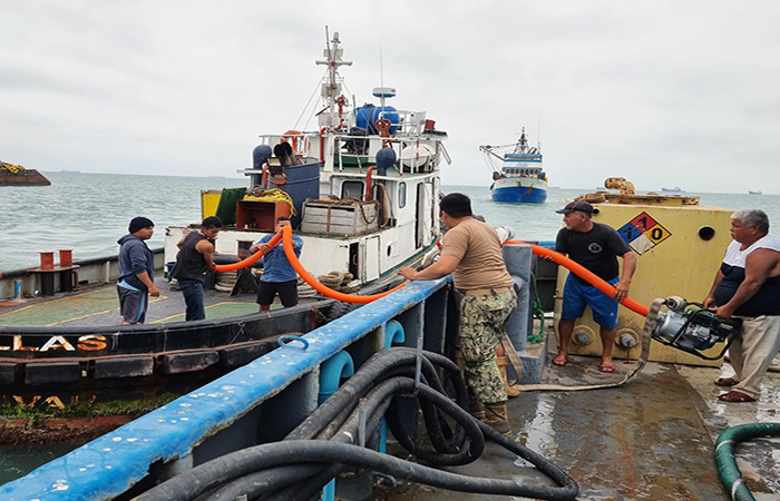 ecuador 221 personal-naval-atiende-emergencia-de-remolcador-en-la-libertad-ecuador221.com_ Personal naval atiende emergencia de remolcador en La Libertad