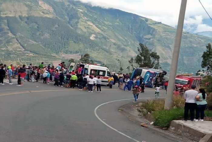 cuatro-muertos-fue-el-resultado-del-volcamiento-de-un-bus-en-la-curva-de-la-muerte-ecuador221.com_.ec_ Cuatro muertos fue el resultado del volcamiento de un bus en la “curva de la muerte”