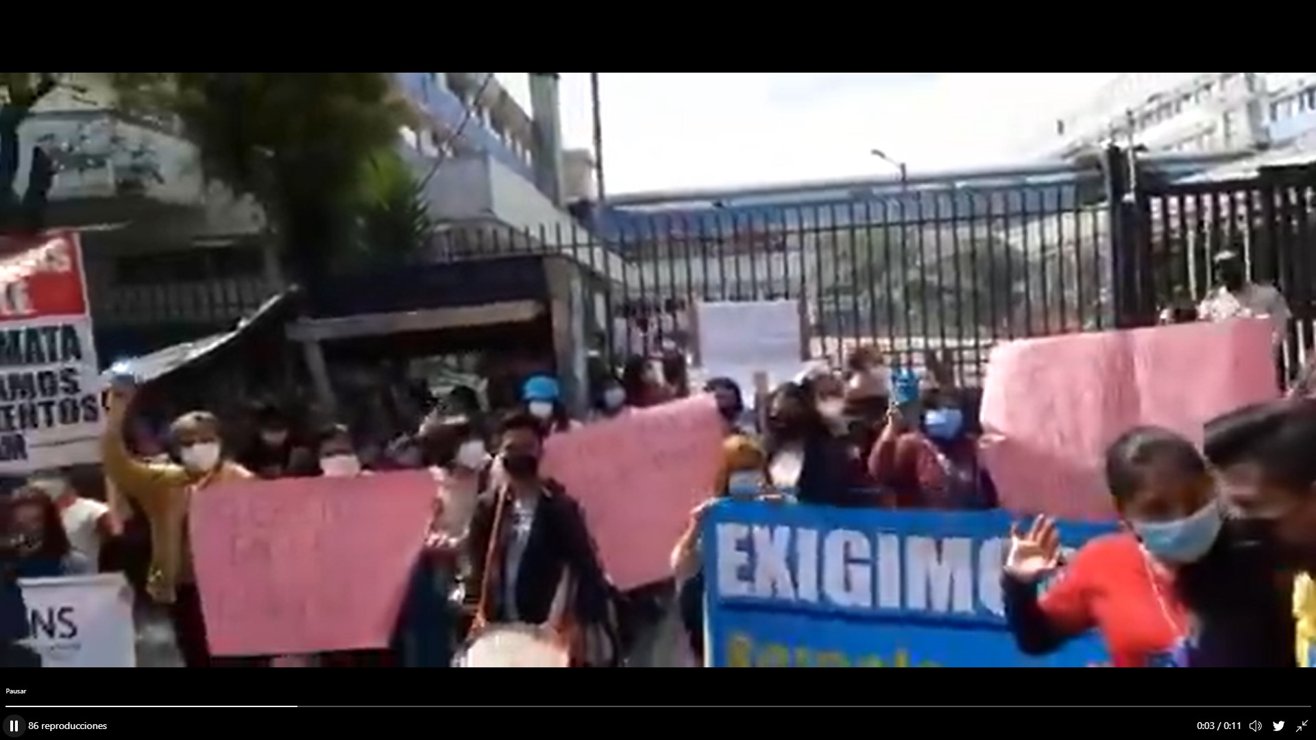 pacientes-y-familiares-protestan-por-falta-de-medicinas-en-los-hospitales-ecuador221.com_ Pacientes y familiares protestan por falta de medicina en los hospitales