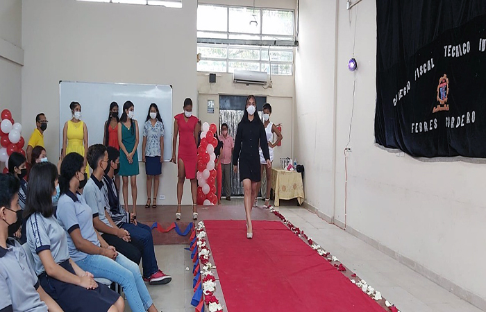 estudiantes-de-bachillerato-tecnico-mostraron-sus-disenos-en-un-desfile-de-modas-ecuador221.com_.ec_ Estudiantes de Bachillerato Técnico mostraron sus diseños en un desfile de modas