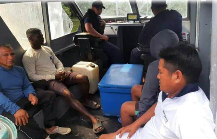 guardacostas-rescataron-a-tripulantes-de-una-gabarra-que-se-hundio-en-el-golfo-de-guayaquil-ecuador221.com_.ec_ Guardacostas rescataron a tripulantes de una gabarra que se hundió en el Golfo de Guayaquil