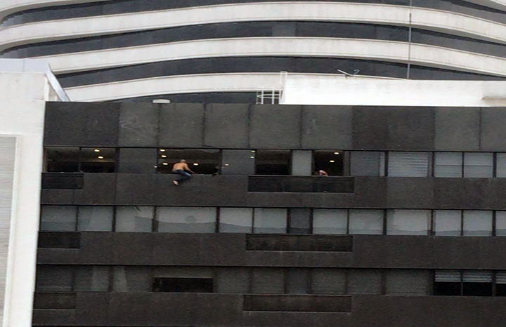 hombre-intenta-lanzarse-desde-un-edificio-del-puerto-santa-ana-ecuador221.com_.ec_ Hombre intenta lanzarse desde un edificio del Puerto Santa Ana