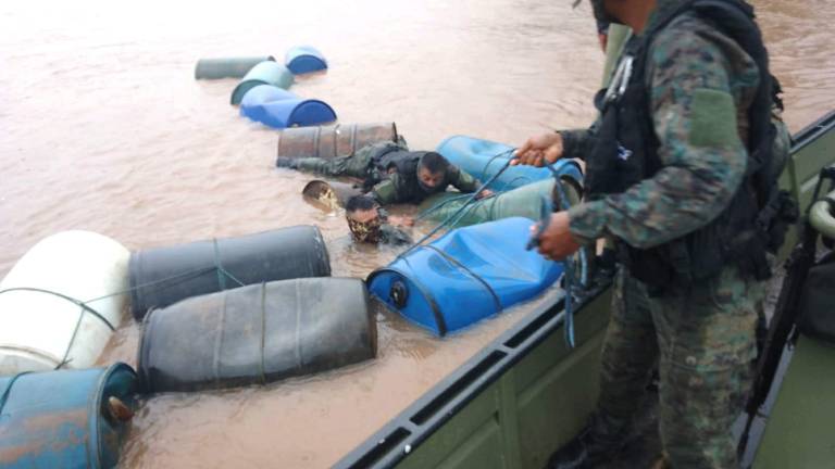 militares-hallan-13-tanques-con-acetona-flotando-en-el-rio-en-lago-agrio-ecuador221.com_.ec_ Militares hallan 13 tanques con acetona flotando en el río en Lago Agrio