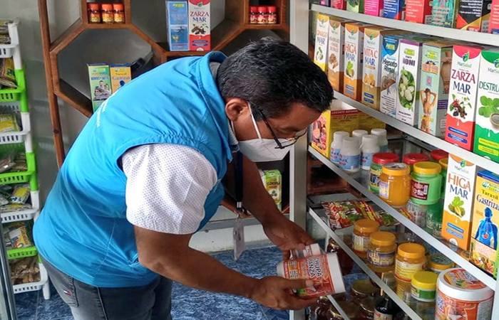 personal-de-arcsa-decomisa-productos-irregulares-en-local-comercial-ecuador221.com_.ec_ Personal de Arcsa decomisa productos irregulares en local comercial