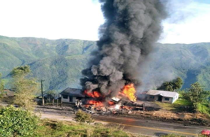 cinco-muertos-un-heridoy-dos-casas-incendiadas-en-accidente-de-transito-ecuador221.com_.ec_ Cinco muertos, un herido y dos casas incendiadas, en accidente de tránsito