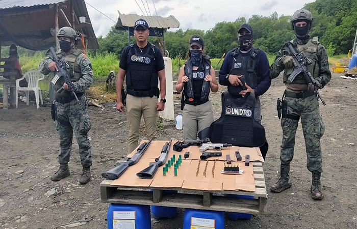 decomisan-material-belico-y-detienen-a-tres-personas-en-el-golfo-de-guayaquil-ecuador221.com_.ec_ Decomisan material bélico y detienen a tres personas en el Golfo de Guayaquil