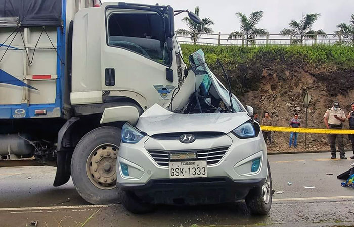 tres-fallecidos-al-chocar-un-vehiculo-liviano-con-un-camion-en-pallatanga-ecuador221.com_.ec_ Tres fallecidos al chocar un vehículo liviano con un camión en Pallatanga