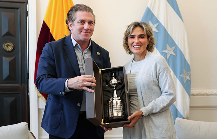 alcaldesa-cynthia-viteri-recibio-al-presidente-de-la-conmebol-ecuador221.com_.ec_ Alcaldesa Cynthia Viteri recibió al presidente de la Conmebol