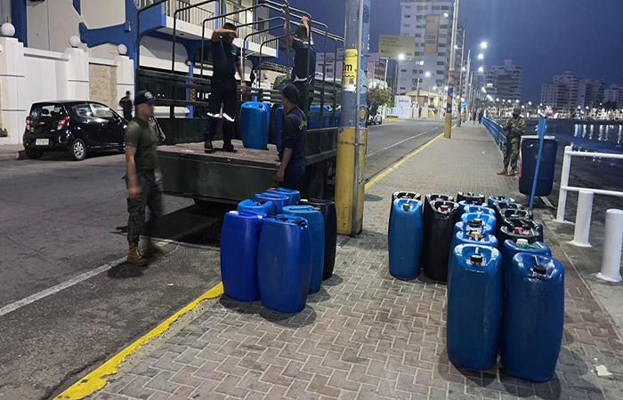 armada-decomisa-41-canecas-llenas-de-combustible-en-santa-elena-ecuador221.com_.ec_ Armada decomisa 41 canecas llenas de combustible en Santa Elena