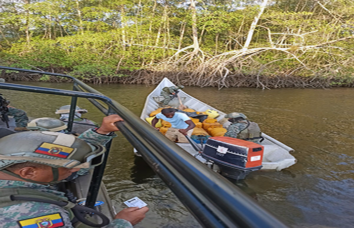 ecuador 221 marinos-decomisan-38-cilindros-de-gas-en-san-lorenzo-ecuador221.com_.ec_ Marinos decomisan 38 cilindros de gas en San Lorenzo