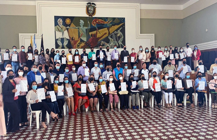 ministerio-de-educacion-entrego-nombramientos-a-781-docentes-en-la-zona-8-ecuador221.com_.ec_ Ministerio de Educación entregó nombramientos a 781 docentes en Zona 8