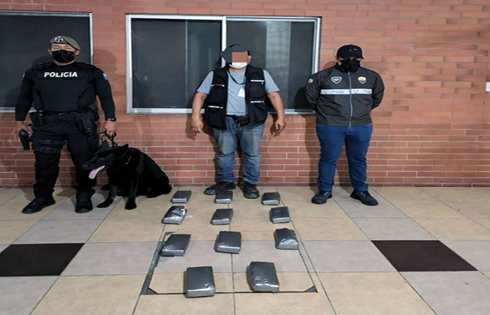 policia-encontro-11-bloques-de-droga-en-un-contenedor-en-puerto-maritimo-ecuador221.com_.ec_ Policía encontró 11 bloques de droga en un contenedor en Puerto Marítimo