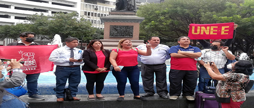 Maestroe-en-huelga-de-hambre Catorce maestros iniciaron huelga de hambre en Guayaquil