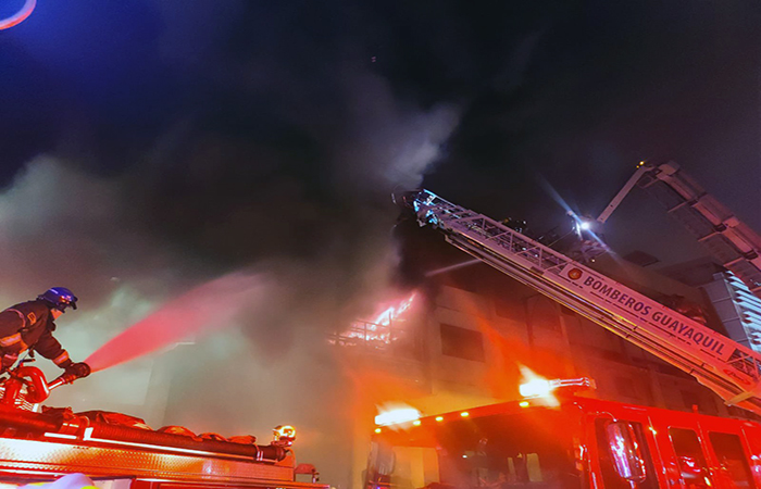 ecuador 221 incendio-consume-tres-pisos-de-un-edificio-en-la-bahia-centro-de-guayaquil-ecuador221.com_.ec_ Incendio consume tres pisos de un edificio en la Bahía, centro de Guayaquil