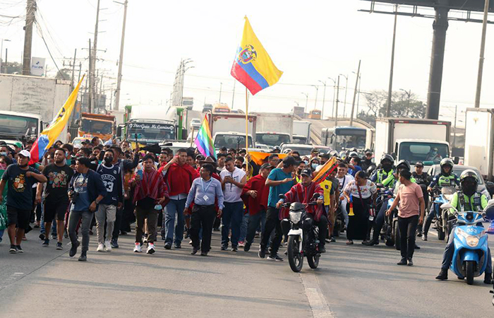 manifestantes-caminan-por-la-via-a-daule-rumbo-al-centro-de-guayaquil-ecuador221.com_.ec_ Manifestantes caminan por la vía a Daule rumbo al centro de Guayaquil