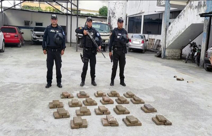 policia-incauta-140-kilos-de-cocaina-camuflados-en-un-trailer-ecuador2212.com_.ec_ Policía incauta 140 kilos de cocaína camuflados en un trailer