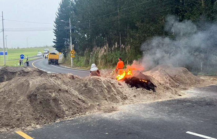 quito-amanecio-con-bloqueo-de-la-panamericana-norte-ecuador221.com_.ec_ Quito amaneció con bloqueo de la Panamericana Norte