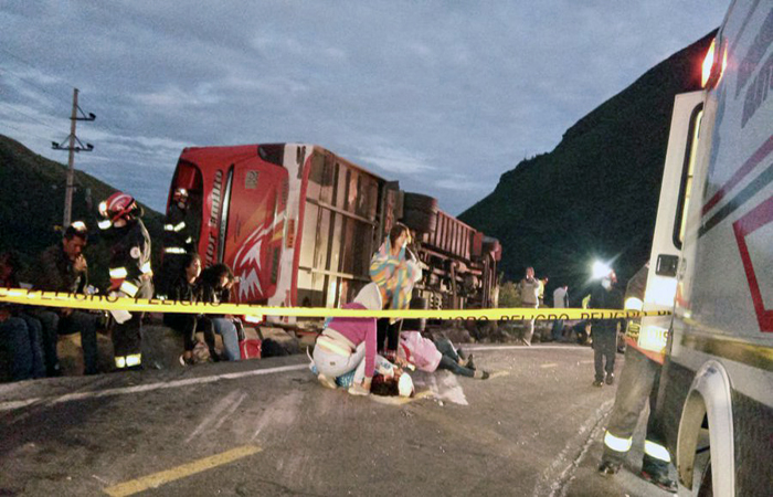 bus-se-volco-la-madrugada-de-hoy-en-la-via-pifo-papallacta-ecuador221.com_.ec_ Bus se volcó la madrugada de hoy en la vía Pifo-Papallacta