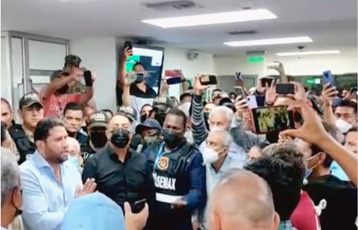 ecuador 221 clientes-se-toman-las-instalaciones-de-la-cooperativa-armada-nacional-ecuador221.com_.ec_ Clientes se toman las instalaciones de la Cooperativa Armada Nacional