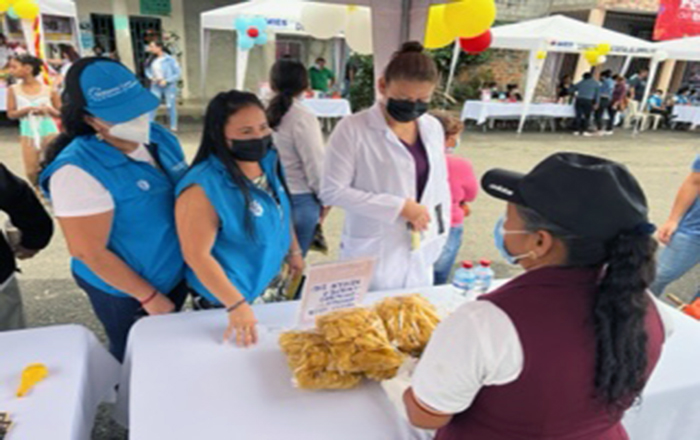 emprendedores-del-credito-de-desarrollo-humano-ofertan-sus-productos-en-el-empalme-ecuador221.com_.ec_ Emprendedores del Crédito de Desarrollo Humano ofertan sus productos en El Empalme
