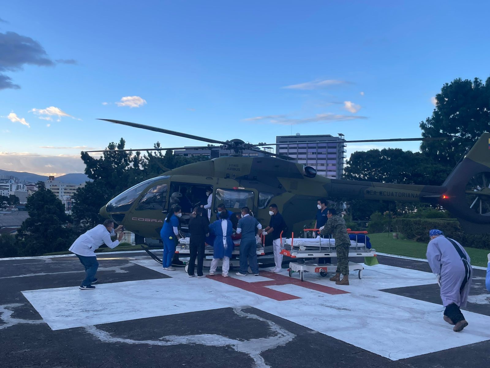 helicoptero-de-la-fae-realiza-traslado-medico-en-quito-ecuador221.com_.ec_ Helicóptero de la FAE realiza traslado médico en Quito