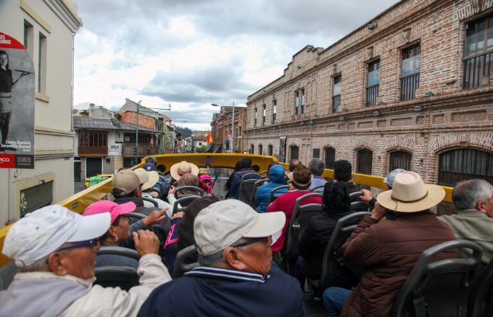 prefectura-entrega-pasaporte-azuayo-para-potenciar-el-turismo-ecuador221.com_.ec_ Prefectura entrega pasaporte azuayo para potenciar el turismo