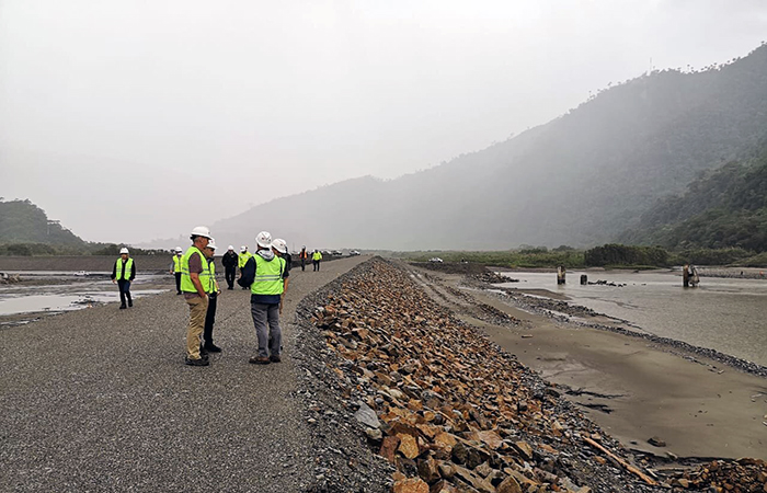 tecnicos-del-cuerpo-de-ingenieros-del-ejercito-de-eeuu-inspecciona-coca-codo-sinclair-ecuador221.com_.ec_ Técnicos del Cuerpo de Ingenieros del Ejército de EEUU inspecciona Coca Codo Sinclair