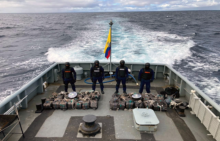 guardacostas-y-policia-hallan-28-bultos-con-cocaina-cerca-de-galapagos-ecuador221.com_.ec_ Guardacostas y Policía hallan 28 bultos con cocaína cerca de Galápagos