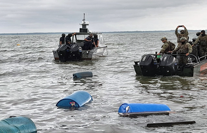 la-armada-detiene-a-dos-sujetos-que-transportaban-combustible-en-san-lorenzo-ecuador221.com_.ec_ La Armada detiene a dos sujetos que transportaban combustible en San Lorenzo