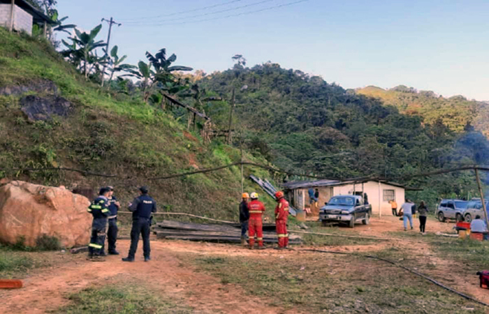 dos-hombres-fueron-rescatados-tras-derrumbe-en-una-mina-en-azuay-ecuador2221.com_.ec_ Dos hombres fueron rescatados tras derrumbe en una mina en Azuay