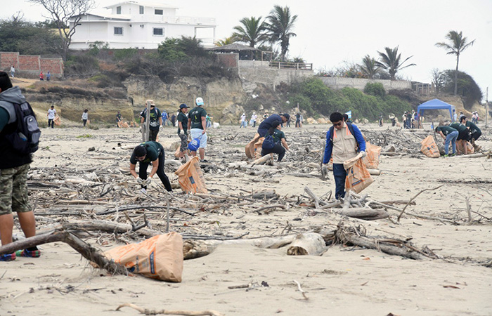 minga-de-limpieza-de-playas-recolecto-153-sacos-de-desechos-ecuador221.com_.ec_ Minga de limpieza de playas recolectó 153 sacos de desechos