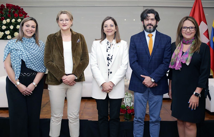 roche-y-camaras-suizas-lanzan-diplomado-en-salud-publica-ecuador221.com_.ec- Roche y cámaras suizas lanzan diplomado en Salud Pública