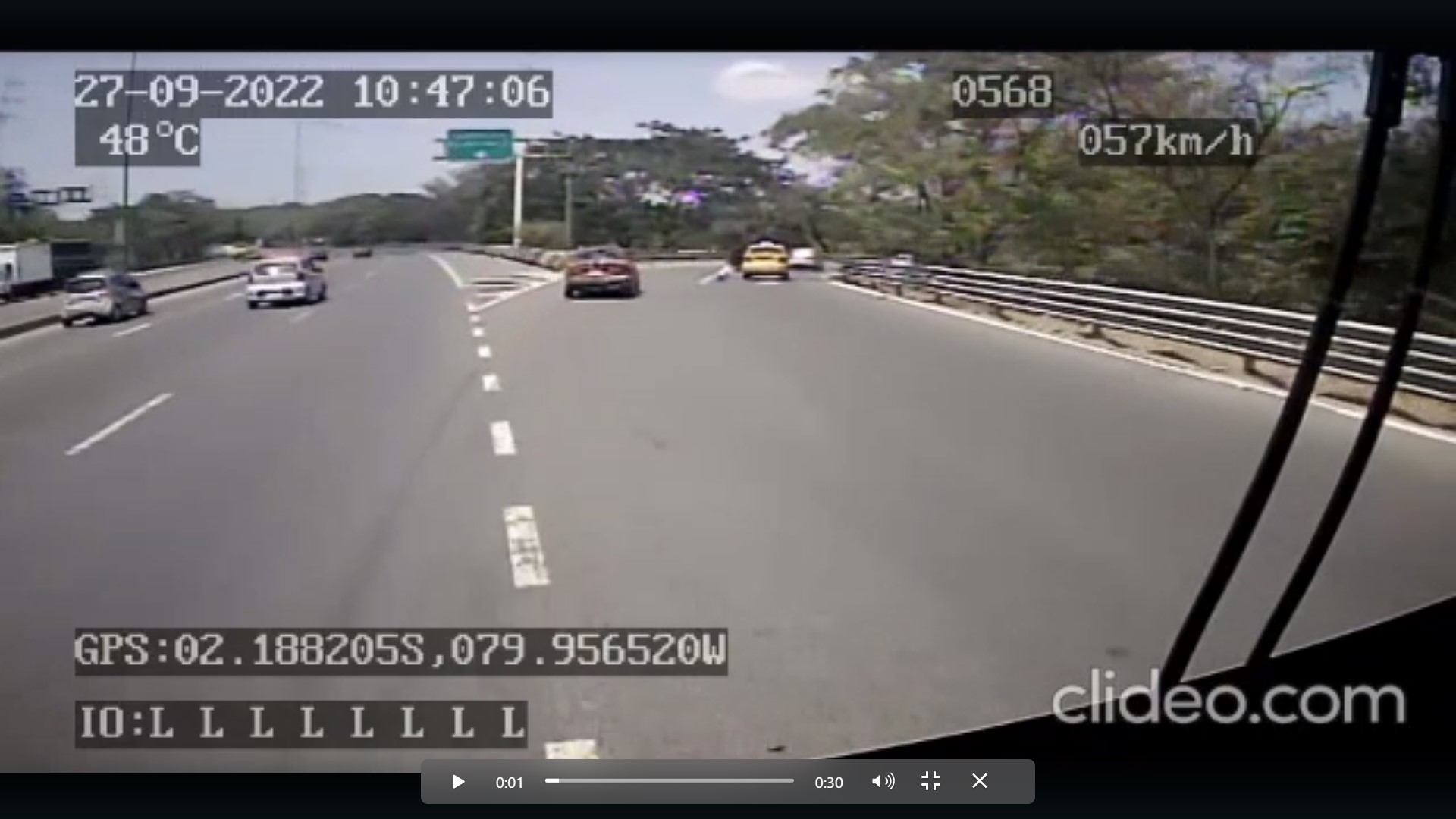 video-registra-instante-en-que-una-nina-cae-de-un-taxi-en-la-via-perimetral-ecuador221.com_.ec_ Video registra instante en que una niña cae de un taxi en la vía Perimetral