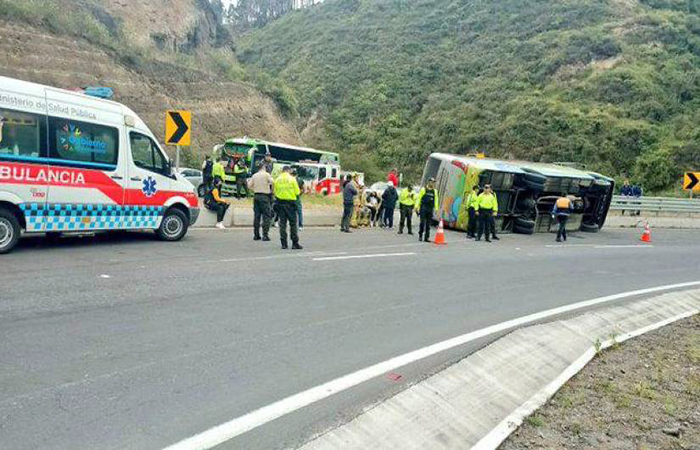 el-volcamiento-de-un-bus-de-turismo-dejo-21-heridos-en-carchi-ecuador221.com_.ec_ El volcamiento de un bus de turismo dejó 21 heridos en Carchi