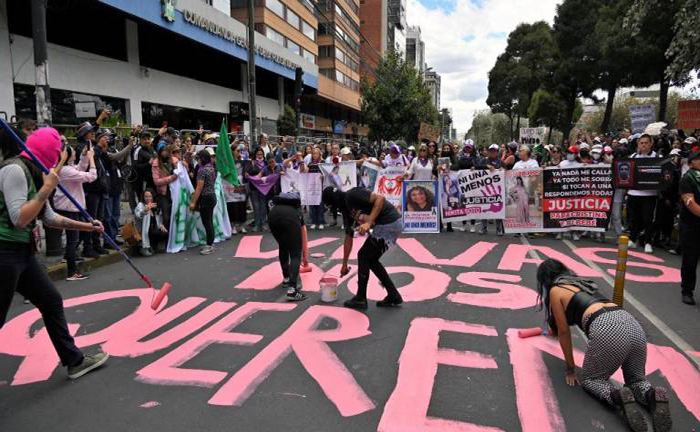 mujeres-protestan-contra-los-femicidios-que-ha-cobrado-206-vidas-este-ano-ecuador221.com_.ec_ Mujeres protestan contra los femicidios, que ha cobrado 206 vidas este año